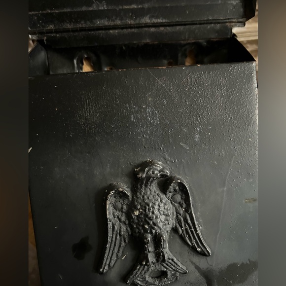 Vintage - Black Metal Eagle Wall Mount Mailbox for Mail and Newspaper Delivery - Picture 3 of 5